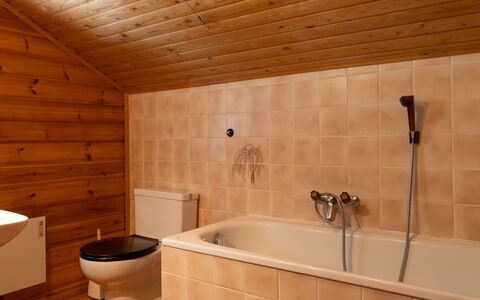 Chalet le Trèfle: Badeværelse, Sanitærarmatur, Gulvbelægning, Væg, Træ, Etage, Badekar, Badeværelsesvask, Indretning, Håndvask