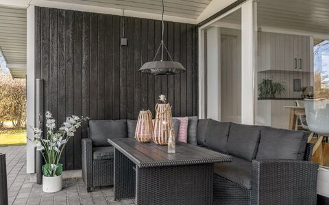 Avelina - 700M from the Sea: Træ, Møbel, Udendørs Møbler, Stol, Udendørs Bord, Hårdttræ, Veranda, Blomsterkrukke, Bejdse, Dæk
