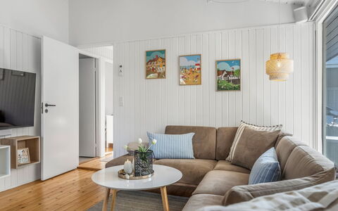 Avelina - 700M from the Sea: Gulvbelægning, Indretning, Træ, Etage, Loft, Couch, Trægulve, Møbel, Stue, Hjem