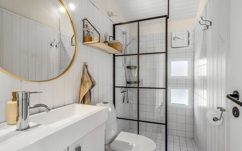 Avelina - 700M from the Sea: Badeværelse, Sanitærarmatur, Indretning, Gulvbelægning, Etage, Toilet, Vvs, Toiletbræt, Tap, Spejl