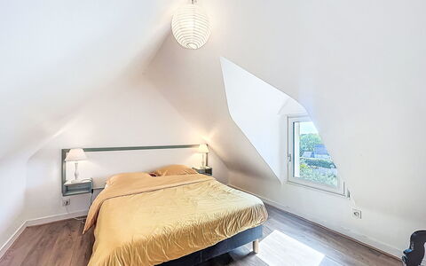 Villa Trugarez: Indretning, Soveværelse, Seng, Gulvbelægning, Møbel, Træ, Loft, Etage, Sengetøj, Belysning