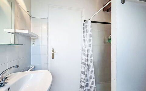 Villa Trugarez: Væg, Sanitærarmatur, Badeværelse, Gulvbelægning, Indretning, Etage, Vvs, Badeværelsesvask, Tap, Håndvask