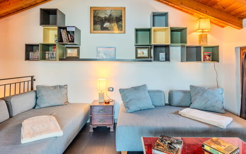 La Torre a Dorio: Møbel, Indretning, Væg, Couch, Gulvbelægning, Værelse, Loft, Træ, Etage, Stue