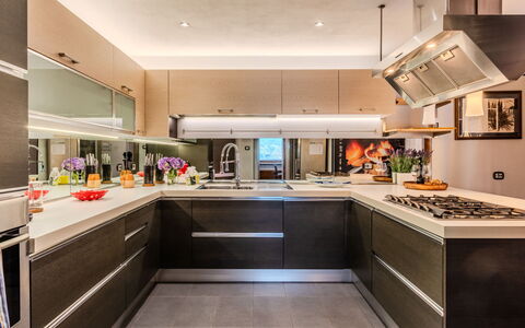 La Torre a Dorio: Køkken, Countertop, Køkken Apparat, Større Bandage, Indretning, Komfur, Cabinetry, Gulvbelægning, Loft, Belysning