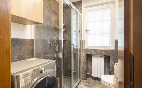 Villa Adele: Gulvbelægning, Etage, Vaskemaskine, Indretning, Sanitærarmatur, Loft, Badeværelsesskab, Belysning, Badeværelse, Vvs