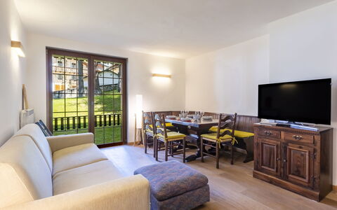 Villa Adele: Indretning, Gulvbelægning, Loft, Etage, Møbel, Couch, Værelse, Lejlighed, Stue