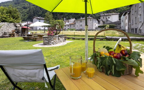 Valtellina 646: Udendørs Møbler, Paraply, Udendørs Bord, Have, Stol, Landscaping, Gårdhave, Lawn, Køkken & Spisebord, Gård
