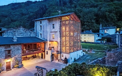 Valtellina 646: Vand, Træ, Svømmepøl, Udvej, Have, Eco Hotel, Skygge, Landscaping, Tropics