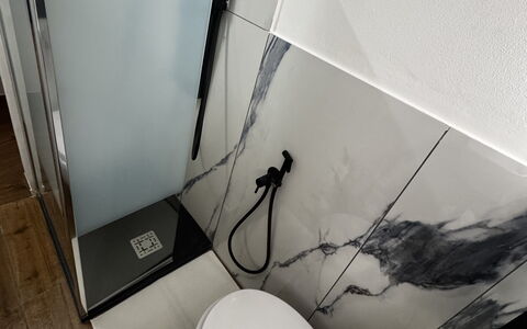 Maison D'Alice: Etage, Gulvbelægning, Sanitærarmatur, Vvs, Flise, Badeværelse, Tap, Toilet