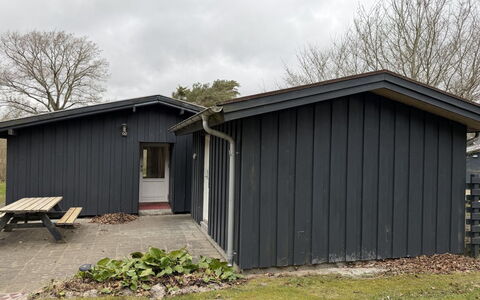 Julika - 560M from the Sea: Træ, Dør, Sidespor, Tag, Sommerhus, Hjem, Garden Bygninger, Backyard, Skur, Hårdttræ