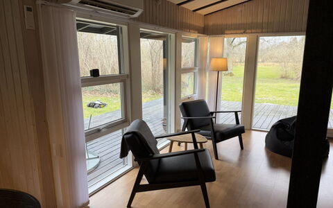 Julika - 560M from the Sea: Møbel, Træ, Indretning, Etage, Gulvbelægning, Stol, Loft, Værelse, Hjem, Bejdse
