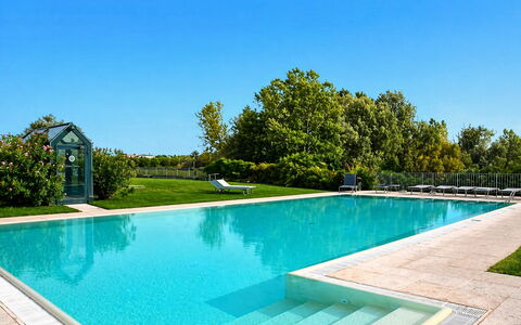 Preseglie Lake Garda: Svømmepøl, Blå, Vand, Udvej, Kompositmateriale, Water Feature, Skygge, Fritid, Eco Hotel, Have