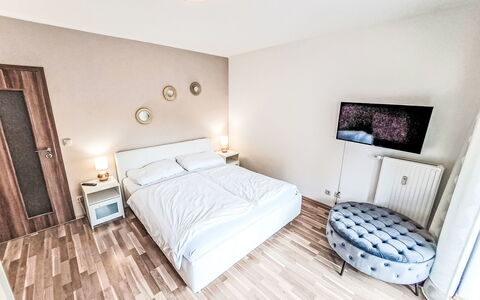 Alpe Adria: Seng, Soveværelse, Indretning, Etage, Møbel, Gulvbelægning, Træ, Sengetøj, Sengetøj, Loft