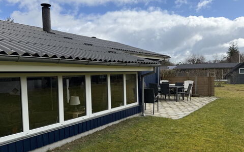 Sys - from the Sea: Tag, Hus, Hjem, Sommerhus, Sidespor, Skygge, Gård, Lawn, Estate, Indkørsel