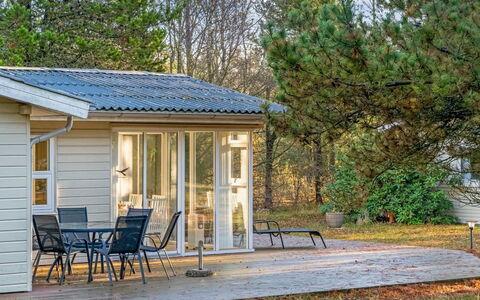 Neval - 150M from the Sea: Sommerhus, Hjem, Dør, Sidespor, Garden Bygninger, Skygge, Veranda, Gård, Udendørs Struktur, Bjælkehytte