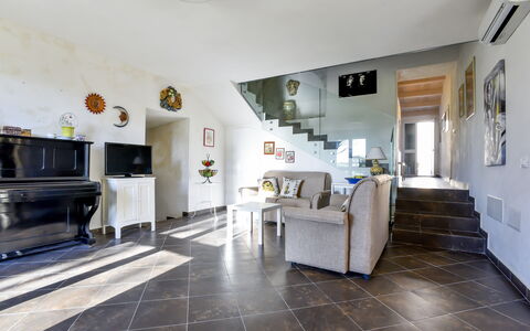 Tenuta Renna: Gulvbelægning, Indretning, Etage, Møbel, Loft, Belysning, Couch, Værelse, Stue