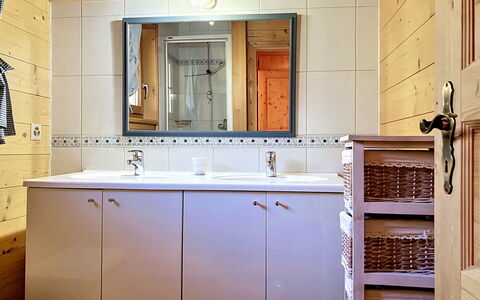 La Suisse Normande: Badeværelsesvask, Sanitærarmatur, Håndvask, Indretning, Træ, Badeværelsesskab, Cabinetry, Gulvbelægning, Countertop, Badeværelse