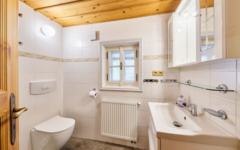 Rustic Lodge: Sanitærarmatur, Gulvbelægning, Badeværelse, Indretning, Tap, Etage, Håndvask, Vvs, Toilet, Badeværelsesvask