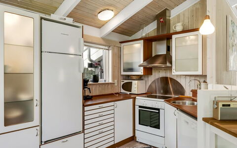 Ilya - 900M from the Sea: Indretning, Træ, Køkken, Loft, Gulvbelægning, Countertop, Større Bandage, Cabinetry, Møbel, Etage