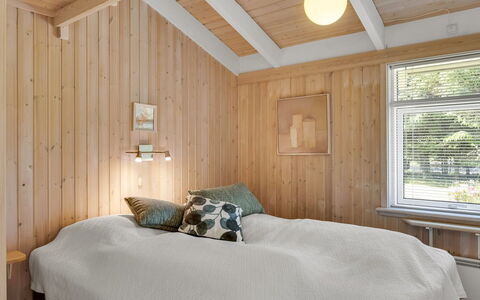 Ilya - 900M from the Sea: Soveværelse, Træ, Indretning, Loft, Gulvbelægning, Seng, Etage, Lysarmatur, Møbel, Sengetøj