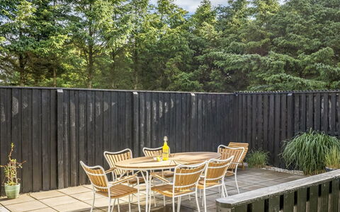 Ilya - 900M from the Sea: Træ, Hegn, Have, Hårdttræ, Planke, Backyard, Home Fencing, Bejdse, Landscaping, Gård