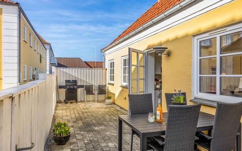 Loreia - 300M from the Sea: Hjem, Tag, Hus, Dør, Sommerhus, Skygge, Have, Bunddække, Veranda, Gård