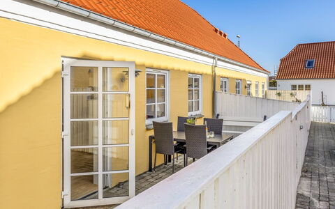 Loreia - 300M from the Sea: Hjem, Tag, Hus, Dør, Sommerhus, Skygge, Have, Bunddække, Veranda, Gård