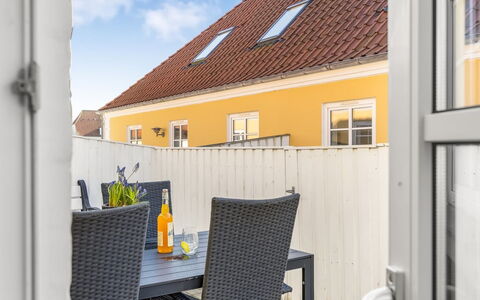 Loreia - 300M from the Sea: Hjem, Tag, Hus, Dør, Sommerhus, Skygge, Have, Bunddække, Veranda, Gård