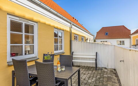 Loreia - 300M from the Sea: Hjem, Tag, Hus, Dør, Sommerhus, Skygge, Have, Bunddække, Veranda, Gård