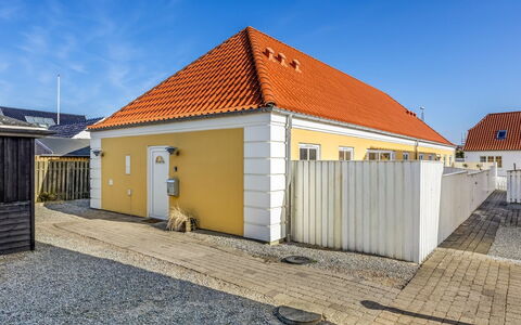 Loreia - 300M from the Sea: Hjem, Tag, Hus, Dør, Sommerhus, Skygge, Have, Bunddække, Veranda, Gård