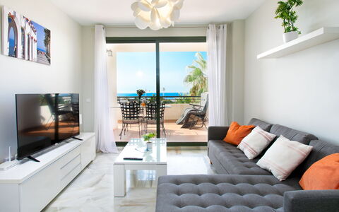 Nerja Center View: Møbel, Indretning, Gulvbelægning, Couch, Bord, Stue, Etage, Lejlighed, Værelse