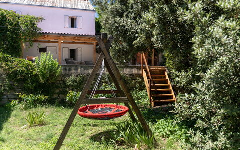 Hidden Hill: Have, Backyard, Gård, Skygge, Lawn, Landscaping, Bejdse, Udendørs Struktur, Udendørs Møbler, Blomsterkrukke
