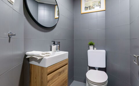 Hidden Hill: Toiletbræt, Toilet, Indretning, Sanitærarmatur, Gulvbelægning, Badeværelse, Etage, Badeværelsesskab, Hjem, Vvs