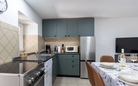 Hidden Hill: Køkken, Køkken Apparat, Gulvbelægning, Indretning, Større Bandage, Countertop, Etage, Møbel, Loft, Cabinetry