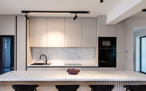 Antica: Køkken, Møbel, Indretning, Gulvbelægning, Væg, Lysarmatur, Træ, Countertop, Etage, Loft