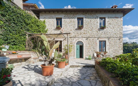 Casa Frantoio di Mommio: Bjergrige Landskabsformer, Bakke, Bjerg, Landskab, Highland, Hill Station, Hældning, Bjergkæde, Dal, Chaparral