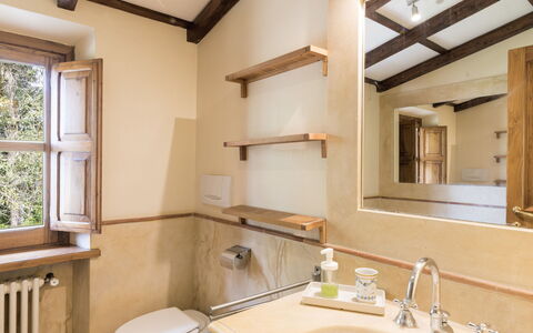Luxury Villas Near Rome: Sanitærarmatur, Badeværelsesvask, Indretning, Badeværelse, Håndvask, Tap, Vvs, Belysning, Gulvbelægning, Loft