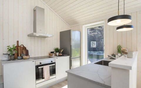 Gizelle - 200M from the Sea: Gulvbelægning, Indretning, Træ, Loft, Countertop, Lysarmatur, Køkken, Etage, Møbel, Belysning