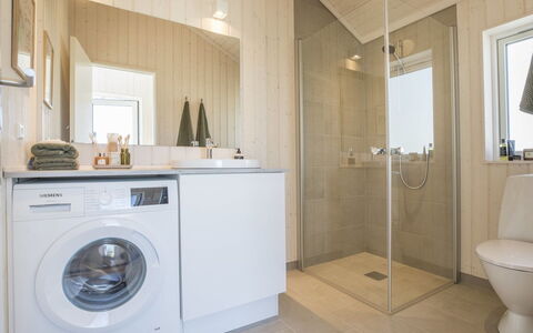 Gizelle - 200M from the Sea: Gulvbelægning, Etage, Indretning, Træ, Sanitærarmatur, Loft, Badeværelsesskab, Værelse, Badeværelse, Håndvask