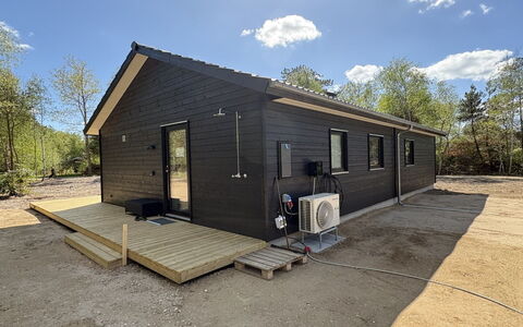 Gizelle - 200M from the Sea: Træ, Sidespor, Hus, Tag, Hjem, Sommerhus, Skur, Garden Bygninger, Bjælkehytte