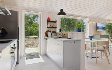 Gizelle - 200M from the Sea: Gulvbelægning, Køkken, Countertop, Træ, Indretning, Etage, Møbel, Hjem, Køkken Apparat, Loft
