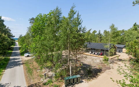 Gizelle - 200M from the Sea: Træ, Busk, Sommerhus, Skygge, Indkørsel, Sti, Landscaping, Evergreen, Garden Bygninger