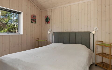 Gizelle - 200M from the Sea: Soveværelse, Træ, Seng, Møbel, Gulvbelægning, Indretning, Etage, Sengetøj, Loft, Sengetøj