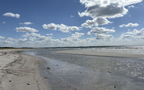 Gizelle - 200M from the Sea: Himmel, Sky, Blå, Daytime, Horisont, Cumulus, Økoregion, Strand, Kyst, Coastal Og Oceaniske Landskabsformer