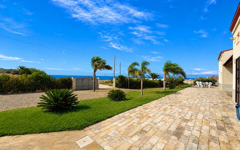 Villa Marzia: Blå, Hav, Ocean, Landscaping, Flise, Walkway, Kyst, Skygge, Tropics