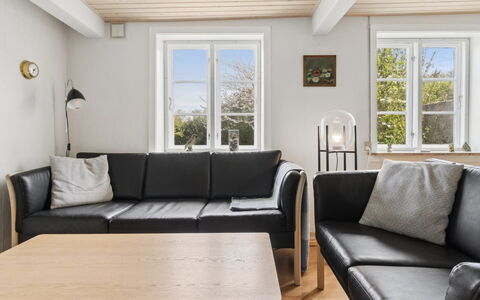Espen - 300M from the Sea: Møbel, Gulvbelægning, Indretning, Etage, Træ, Couch, Trægulve, Stue, Bord, Belysning