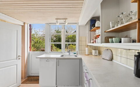 Espen - 300M from the Sea: Køkken, Countertop, Gulvbelægning, Indretning, Træ, Møbel, Cabinetry, Etage, Hjem, Loft