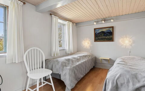 Espen - 300M from the Sea: Seng, Soveværelse, Etage, Træ, Indretning, Loft, Gulvbelægning, Møbel, Sengetøj, Sengetøj