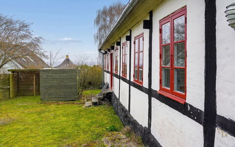 Espen - 300M from the Sea: Sommerhus, Gård, Skydevindue, Lawn, Backyard, Stuehus, Sidespor, Veranda