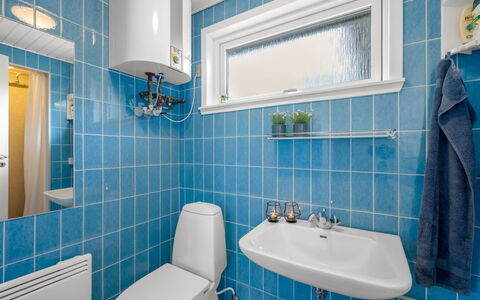 Ascan - 300M to the Fjord: Badeværelse, Sanitærarmatur, Badeværelsesvask, Håndvask, Toiletbræt, Toilet, Indretning, Gulvbelægning, Etage, Tap